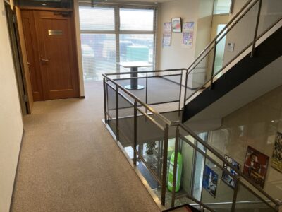 事務所は建物の２階になります